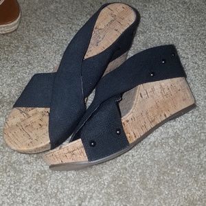 Black wedges